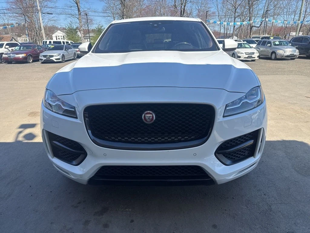 2017 Jaguar F-PACE view 3