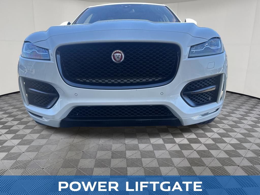 2017 Jaguar F-PACE view 4