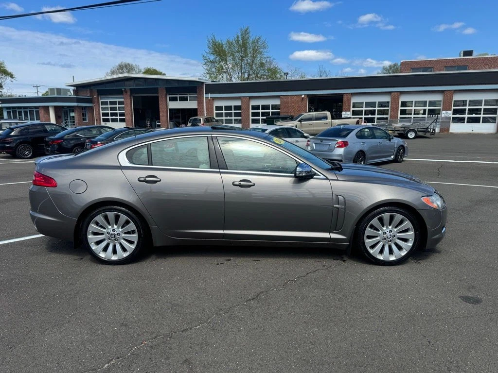 2009 Jaguar XF view 4