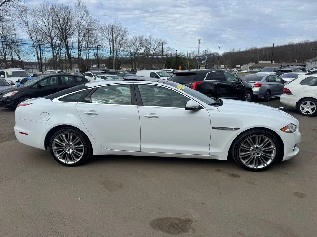 2013 Jaguar XJ view 4