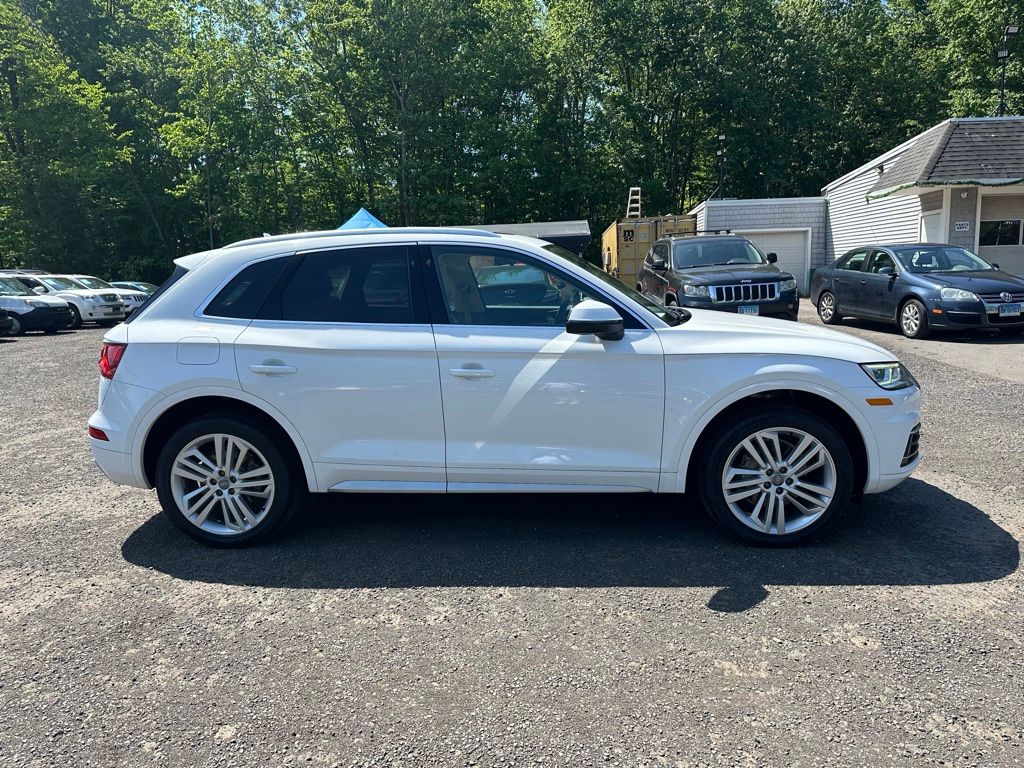 2020 Audi Q5 view 4