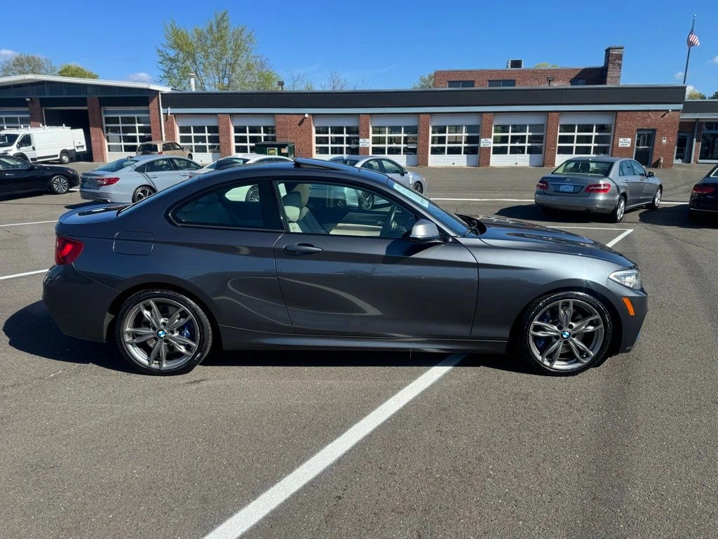 2015 BMW 2 Series view 4