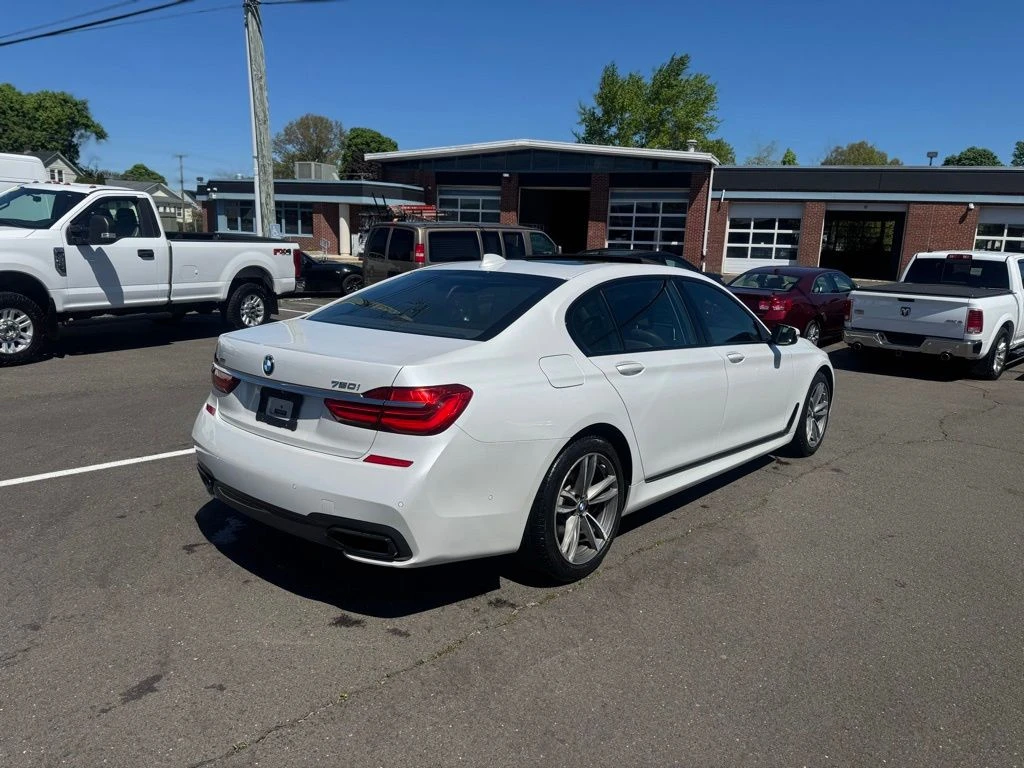2016 BMW 7 Series view 5