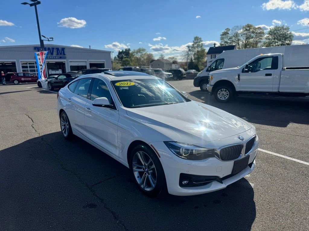 2017 BMW 3 Series view 3