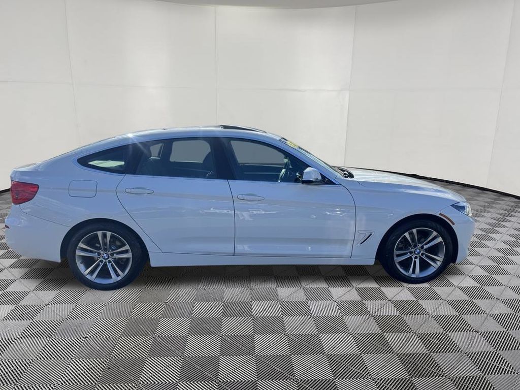 2017 BMW 3 Series view 4