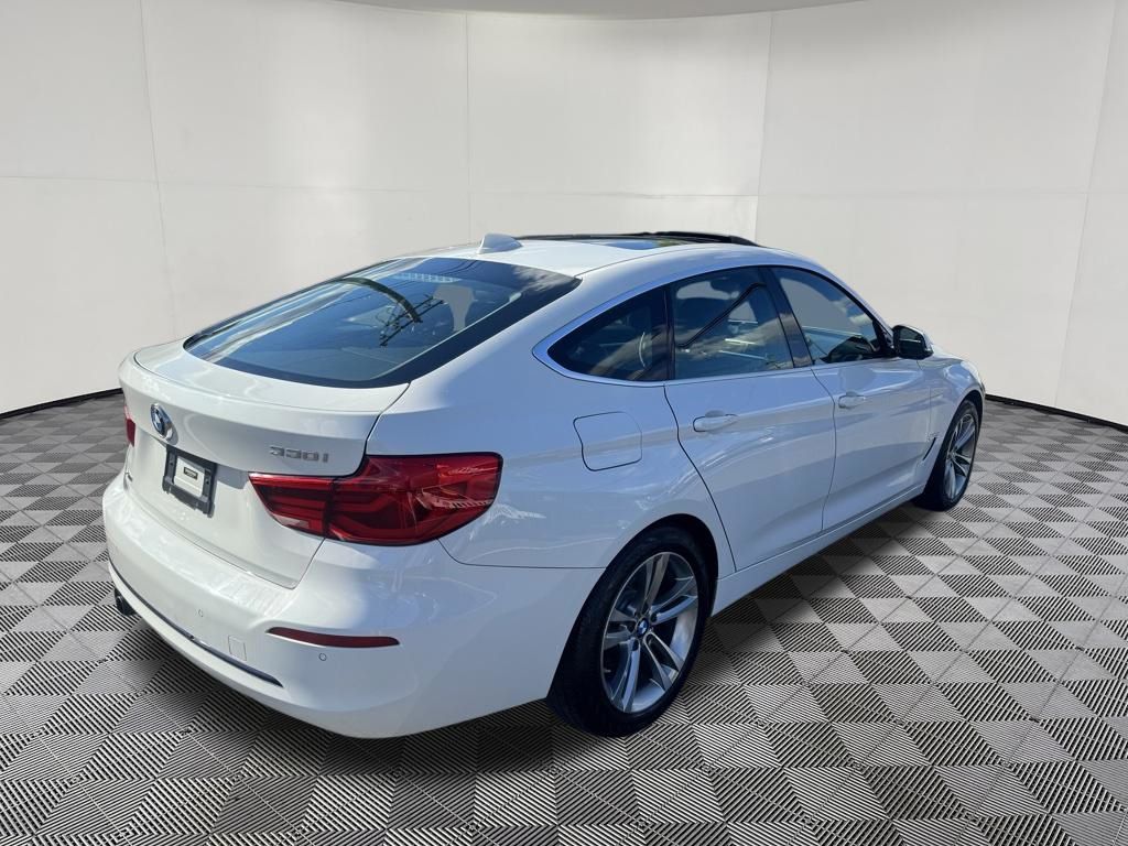 2017 BMW 3 Series view 5