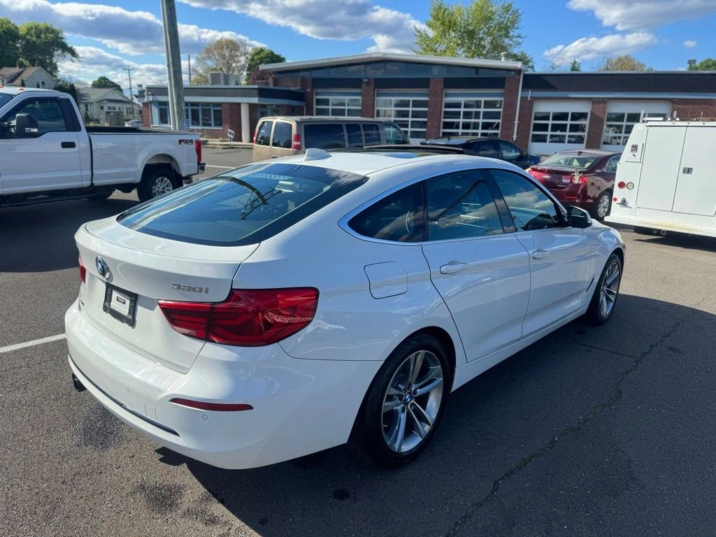 2017 BMW 3 Series view 5
