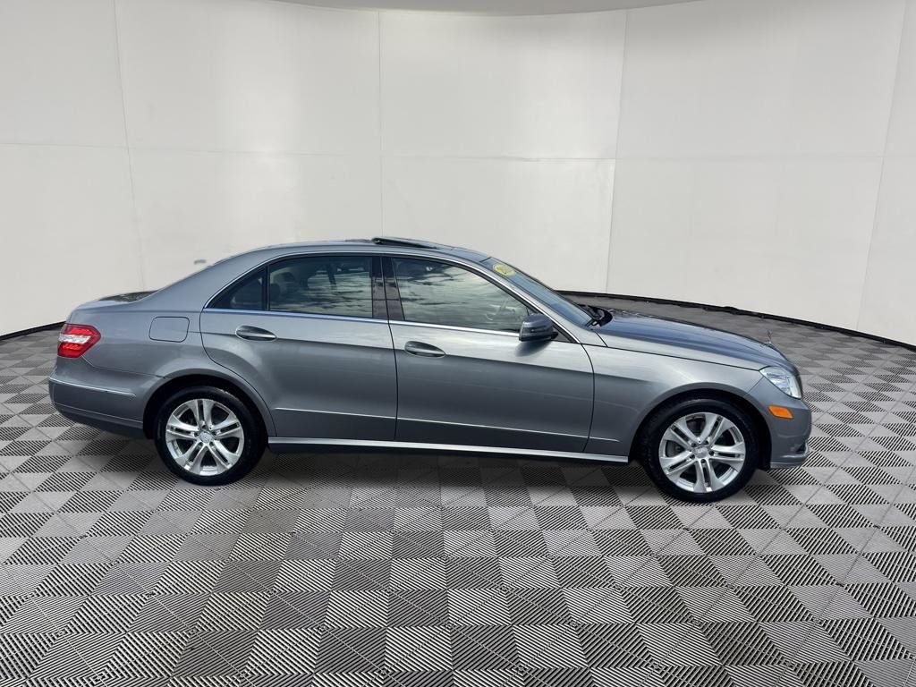 2010 Mercedes-Benz E-Class view 4