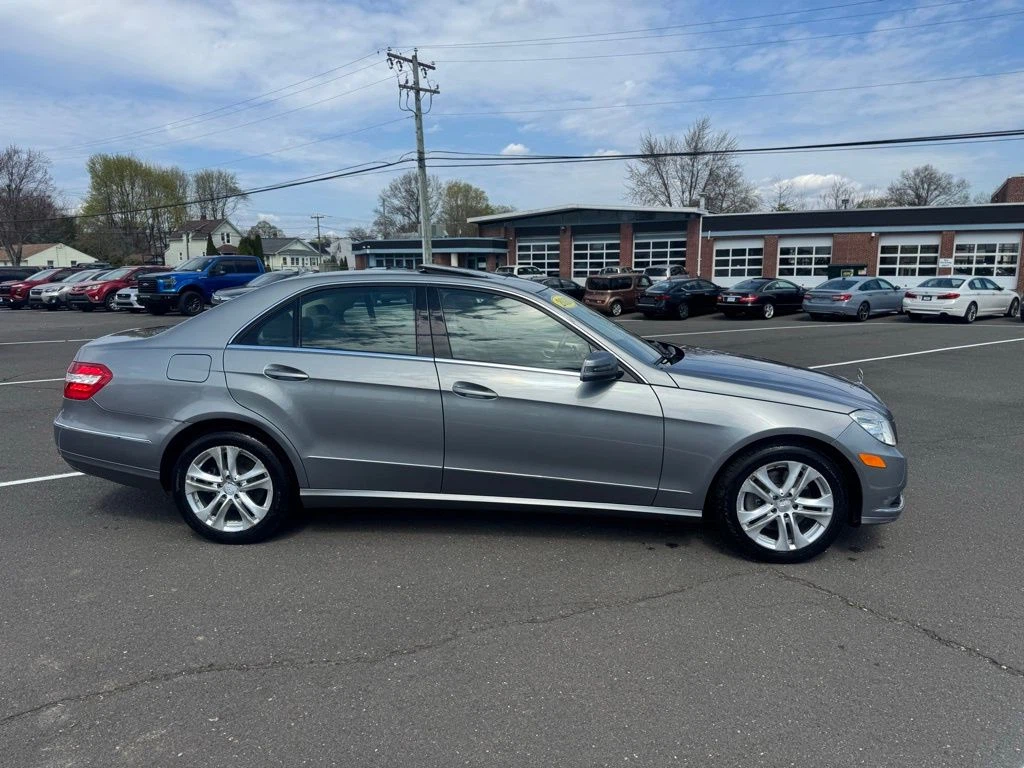 2010 Mercedes-Benz E-Class view 4
