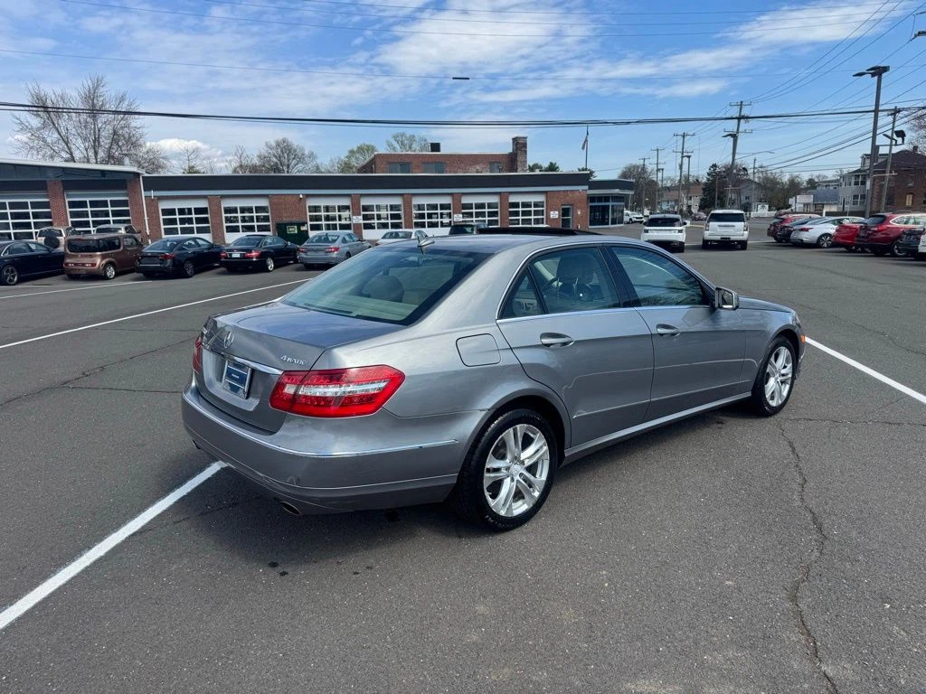 2010 Mercedes-Benz E-Class view 5