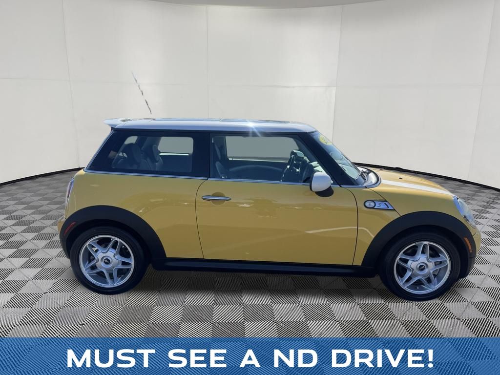2009 MINI Cooper S view 4