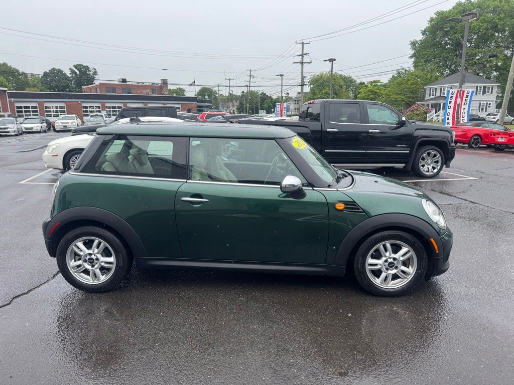 2013 MINI Cooper view 4