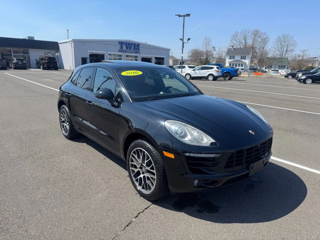 2016 Porsche Macan view 3