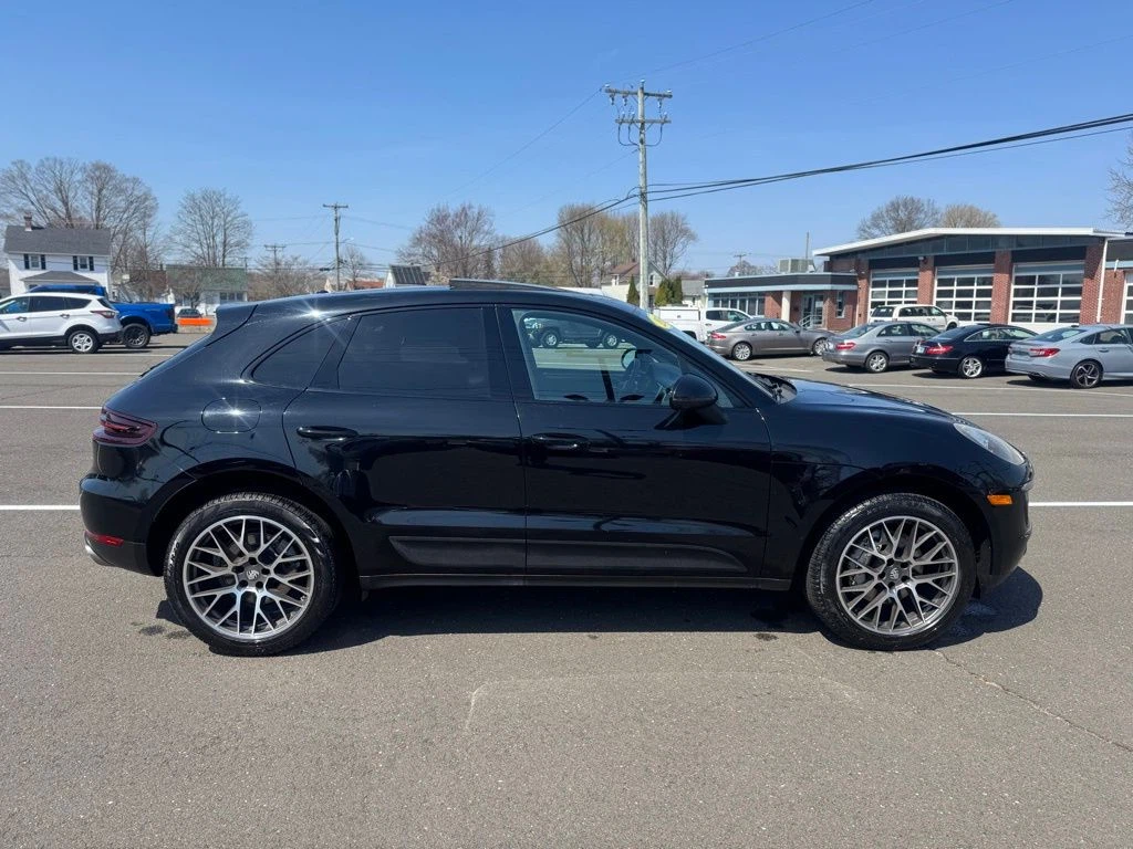 2016 Porsche Macan view 4