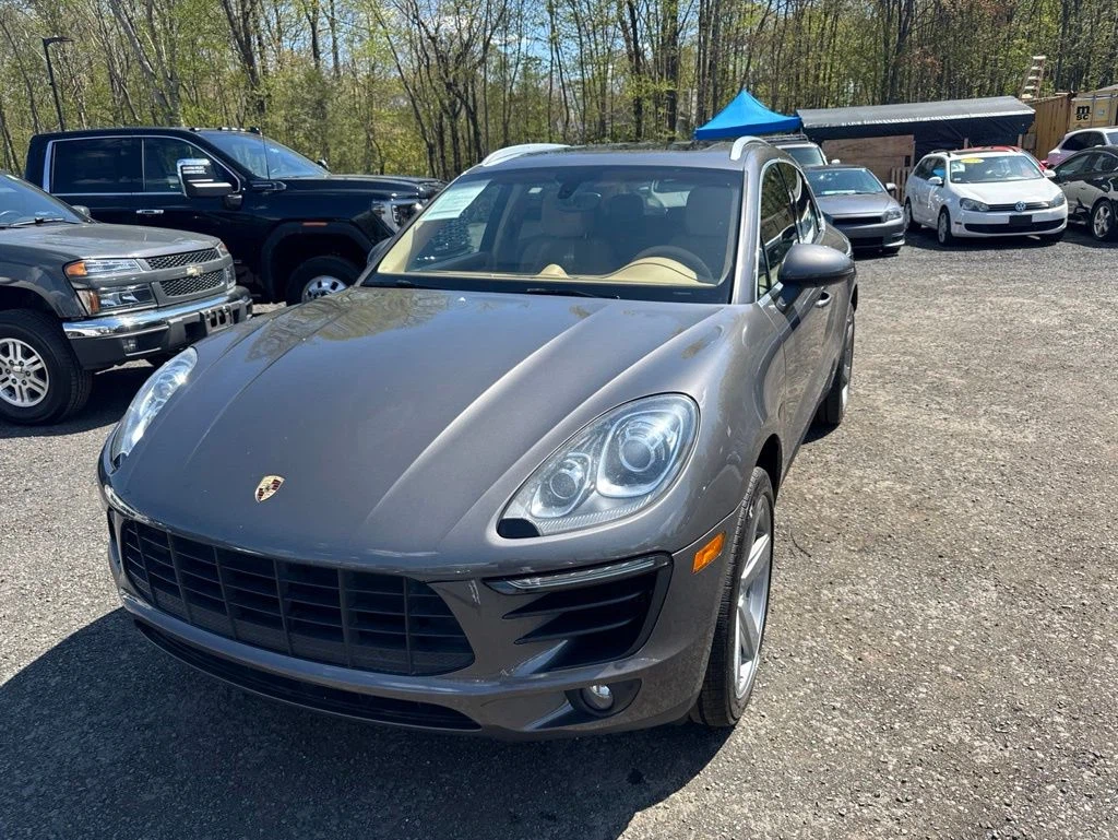 2016 Porsche Macan view 2
