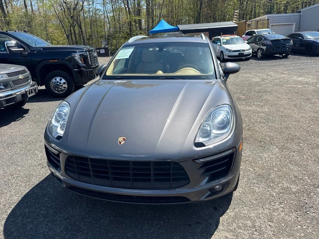 2016 Porsche Macan view 3