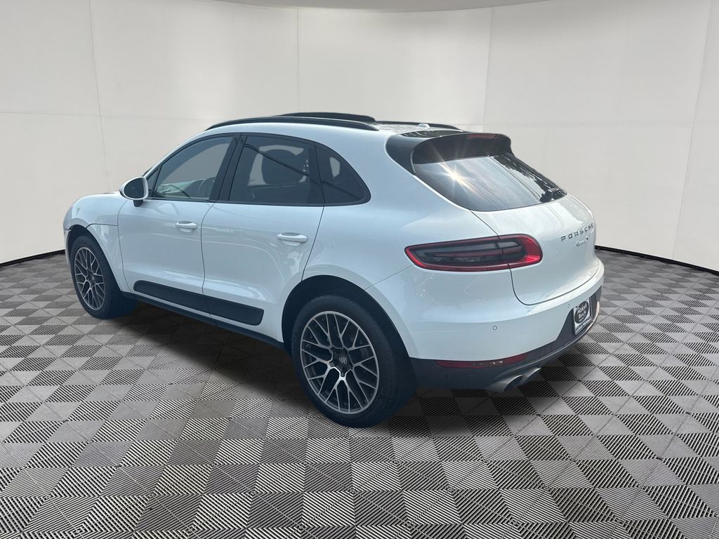 2017 Porsche Macan view 3