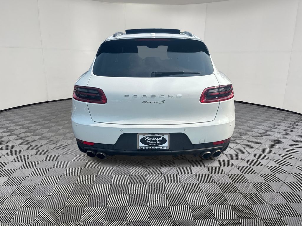 2017 Porsche Macan view 4
