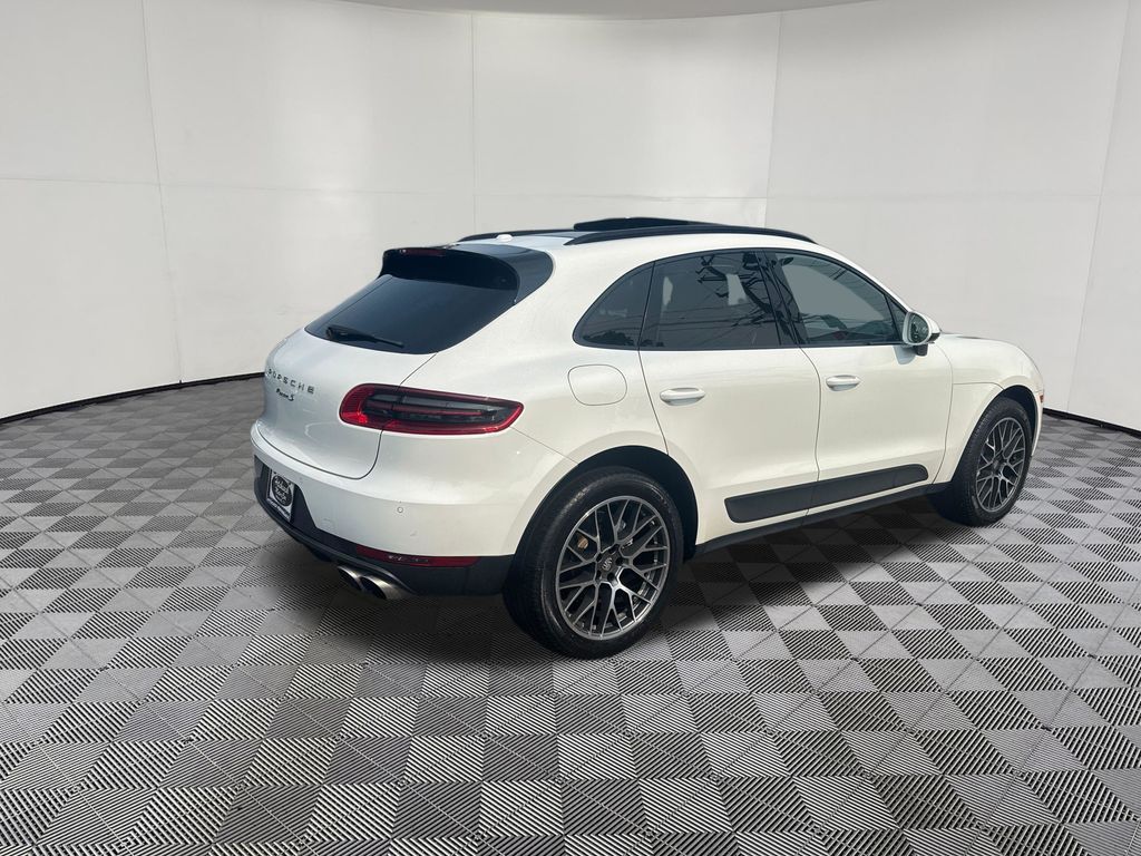 2017 Porsche Macan view 5