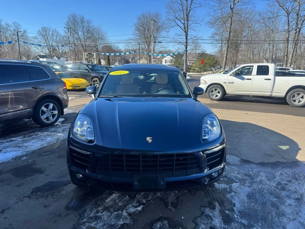 2017 Porsche Macan view 3