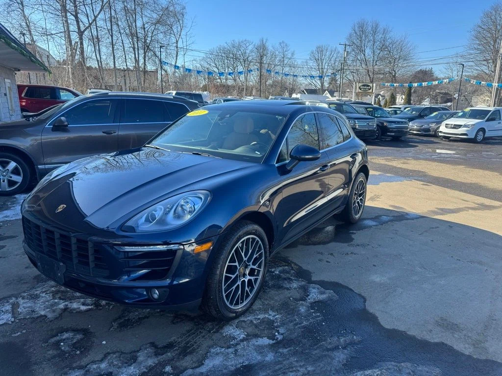 2017 Porsche Macan view 4