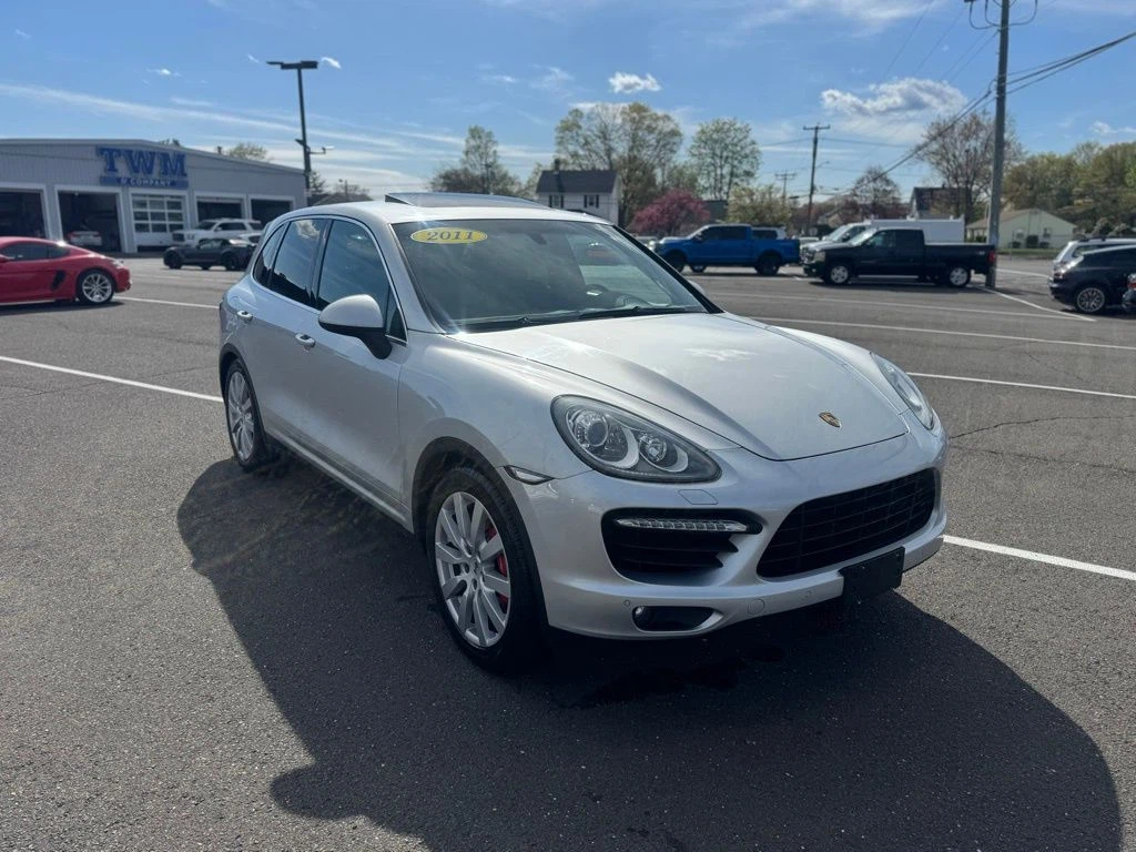 2011 Porsche Cayenne view 3