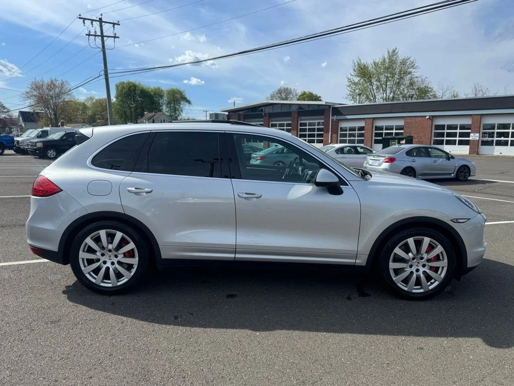 2011 Porsche Cayenne view 4