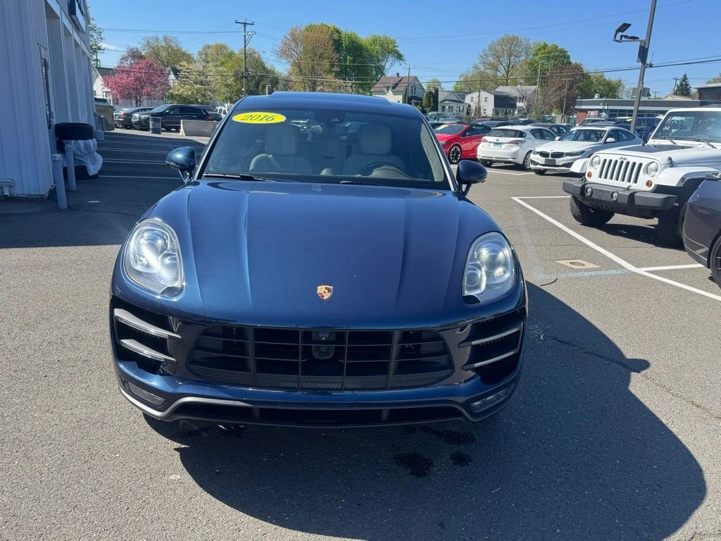 2016 Porsche Macan view 2