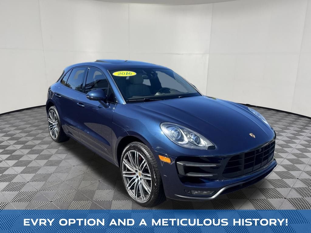 2016 Porsche Macan view 3