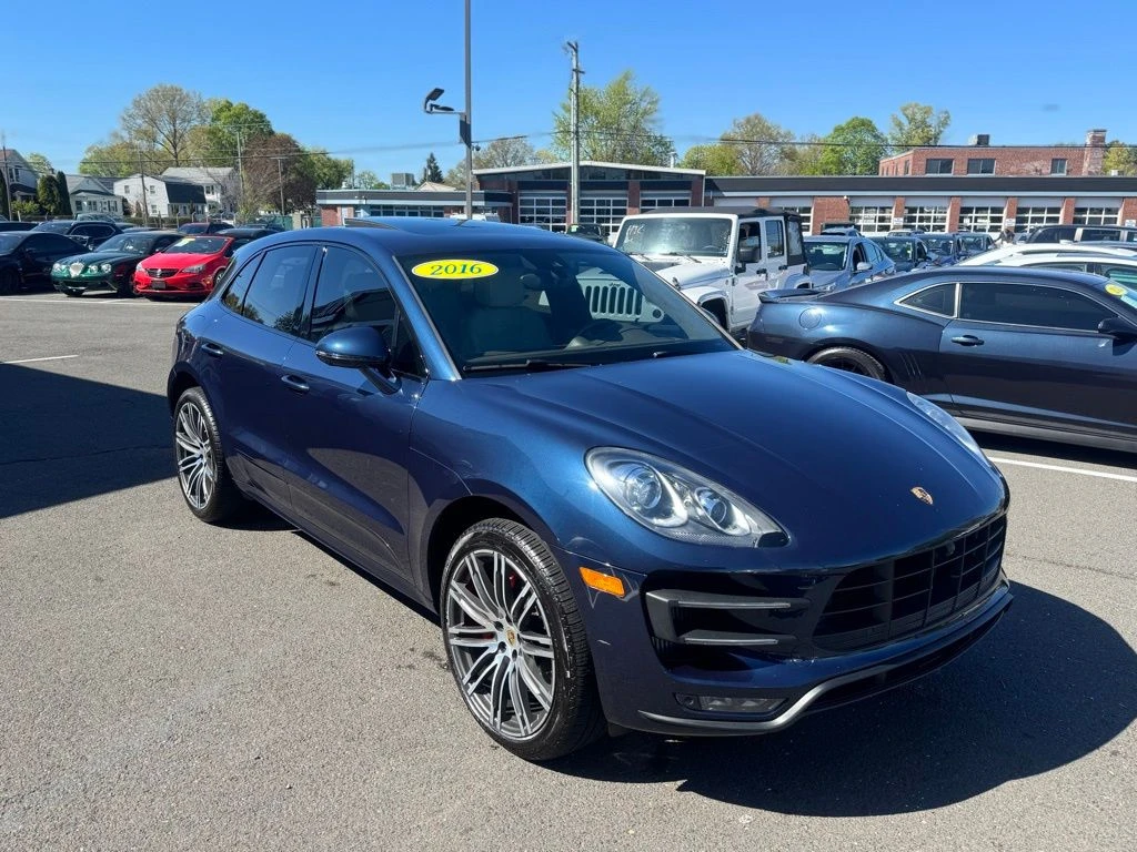 2016 Porsche Macan view 3