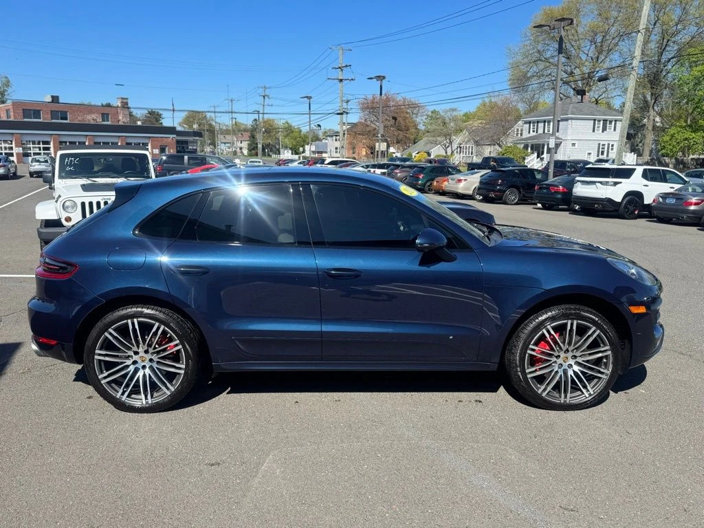2016 Porsche Macan view 4