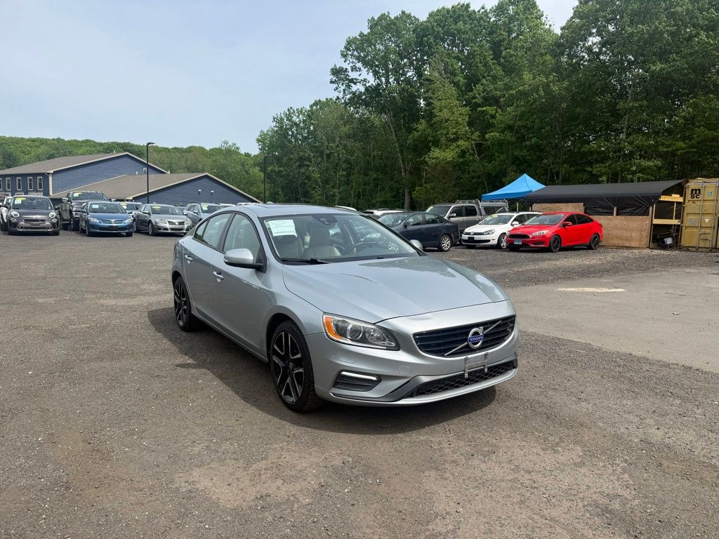 2017 Volvo S60 view 3