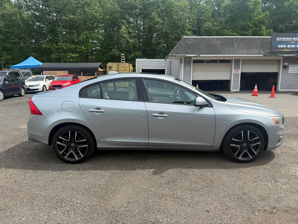 2017 Volvo S60 view 4