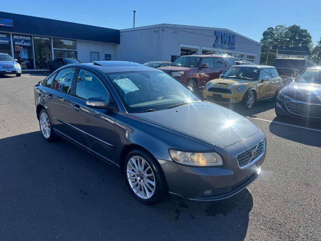 2010 Volvo S40 view 3