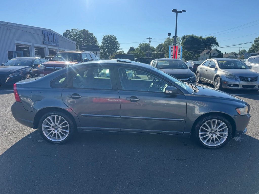 2010 Volvo S40 view 4