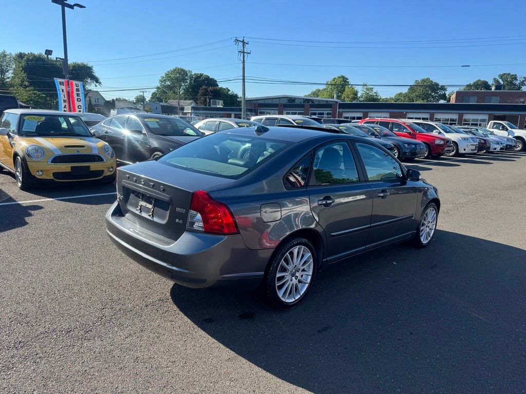 2010 Volvo S40 view 5