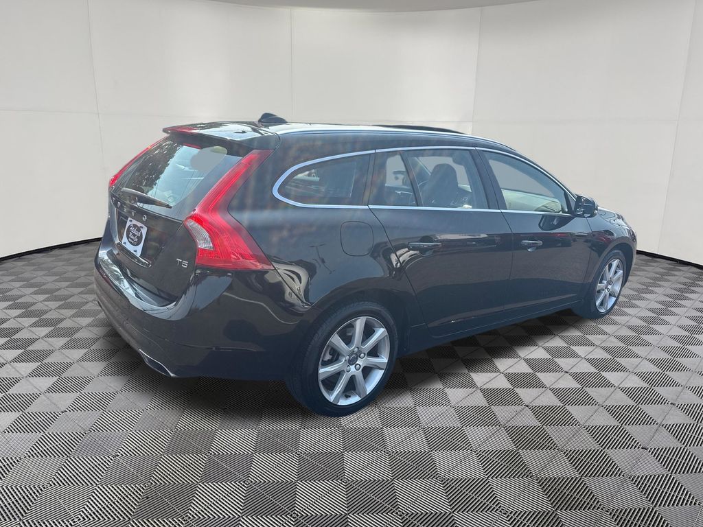 2016 Volvo V60 view 5