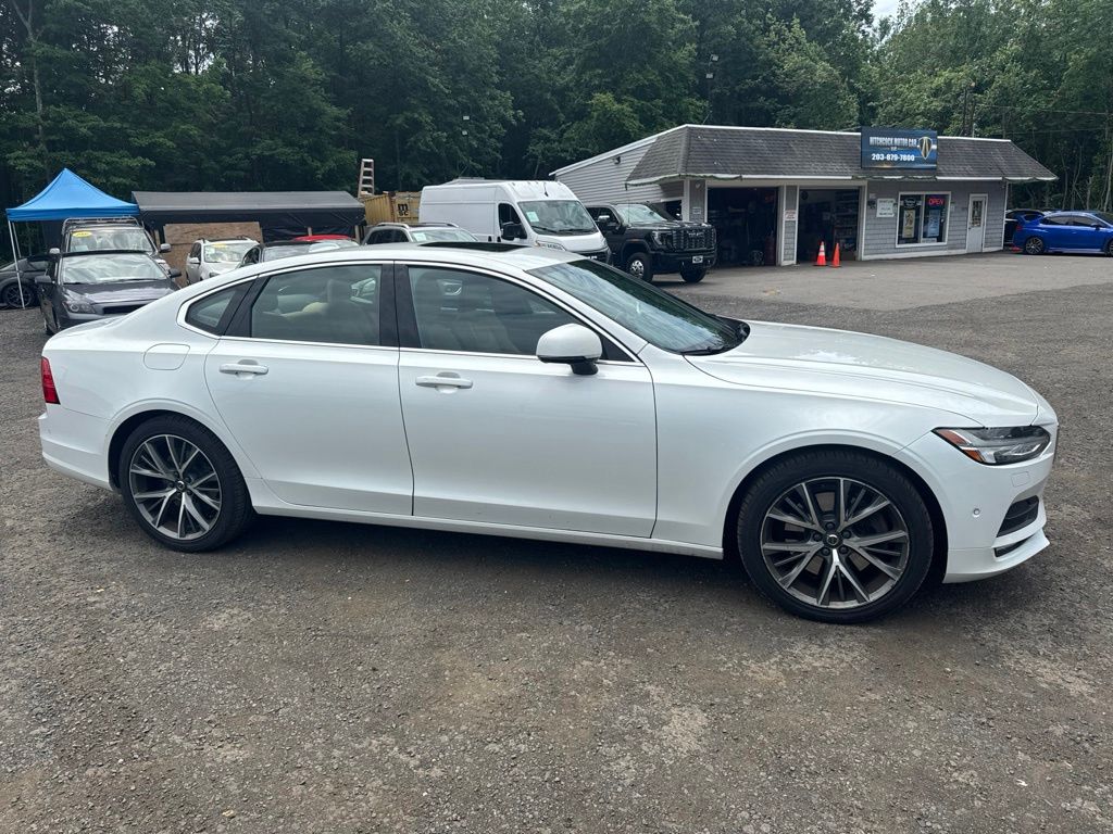 2017 Volvo S90 view 3