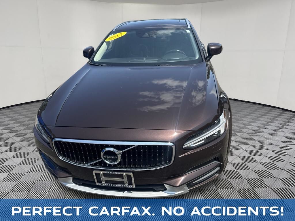 2017 Volvo V90 Cross Country view 3