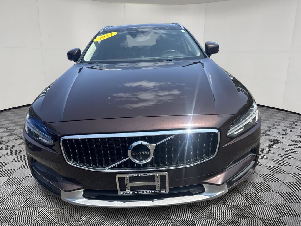 2017 Volvo V90 Cross Country view 4