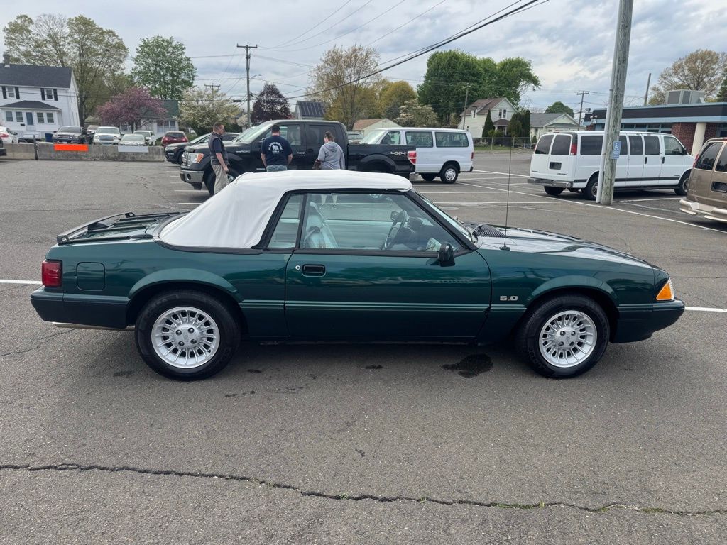 1990 Ford Mustang view 4
