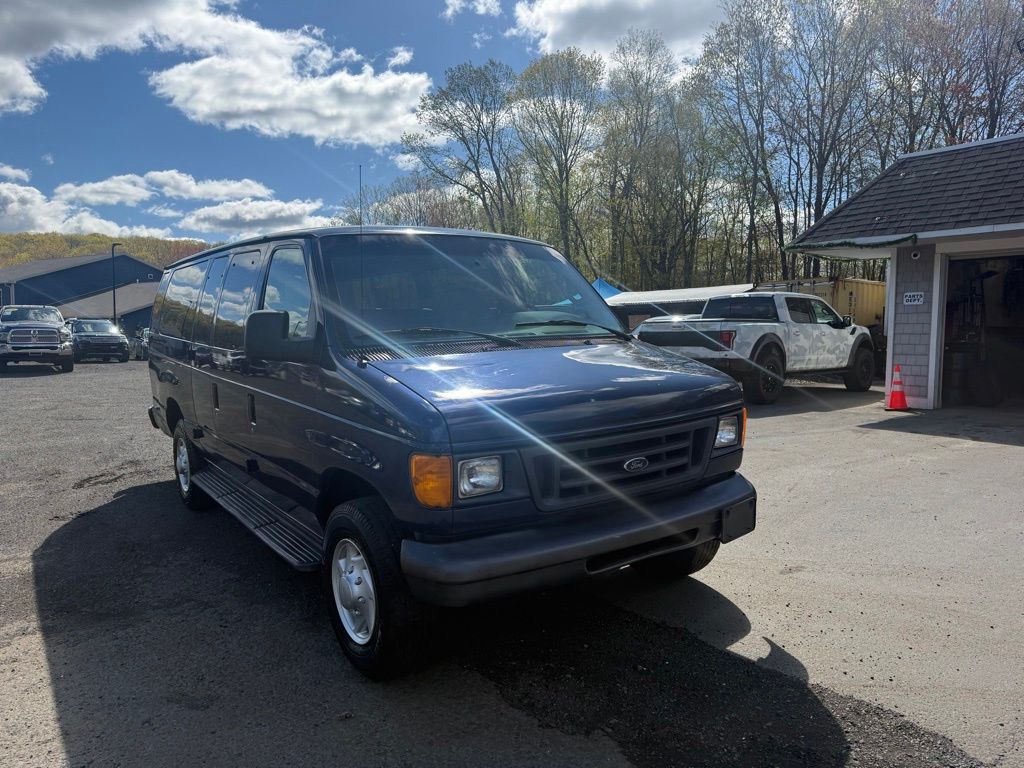 2007 Ford E-350SD view 3