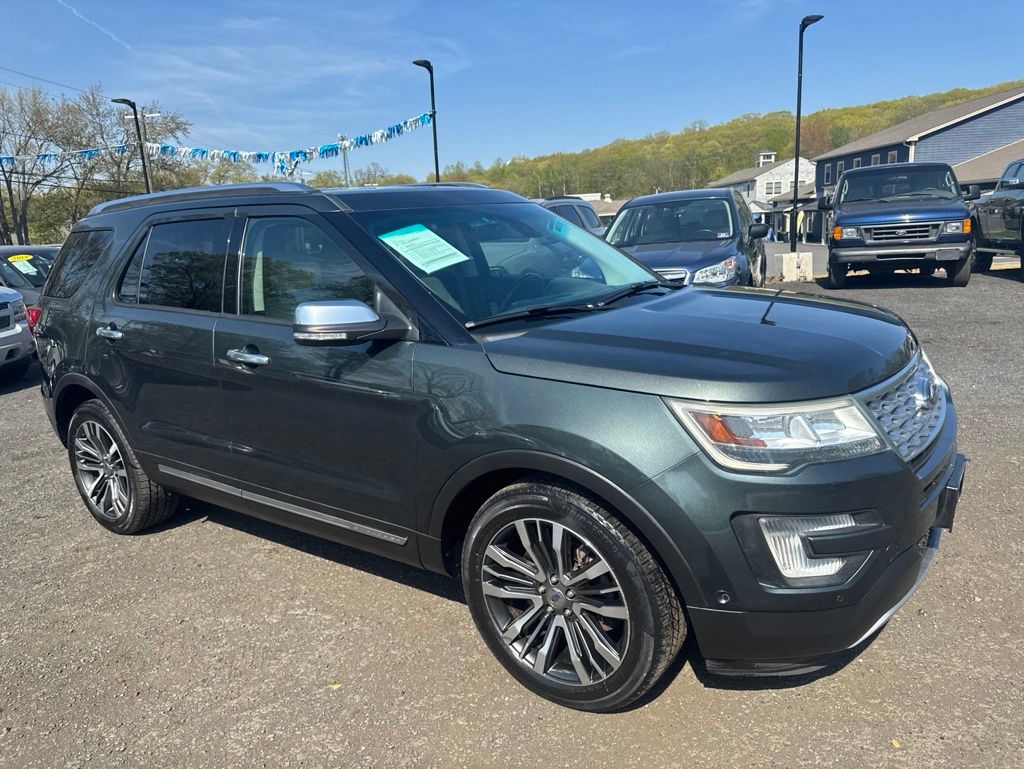 2016 Ford Explorer view 2