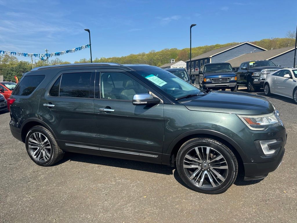 2016 Ford Explorer view 3