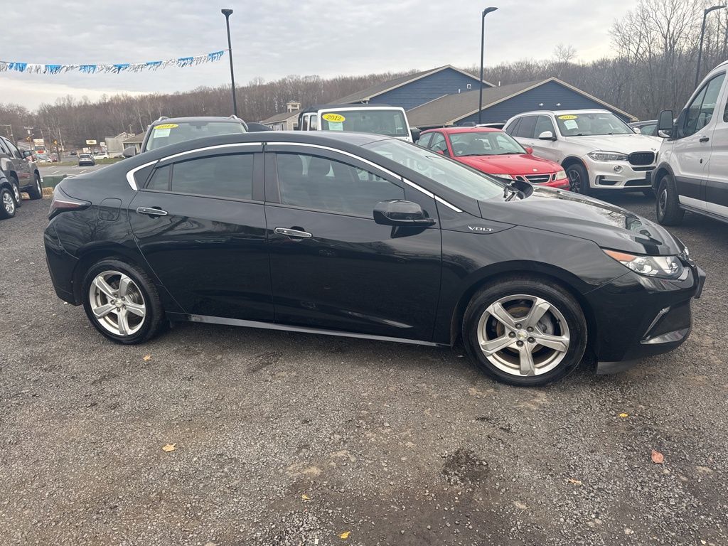 2017 Chevrolet Volt view 3