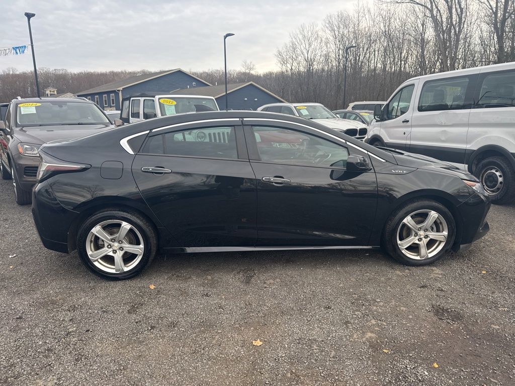 2017 Chevrolet Volt view 4