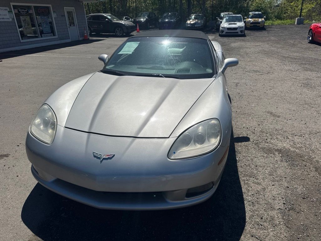 2005 Chevrolet Corvette view 3