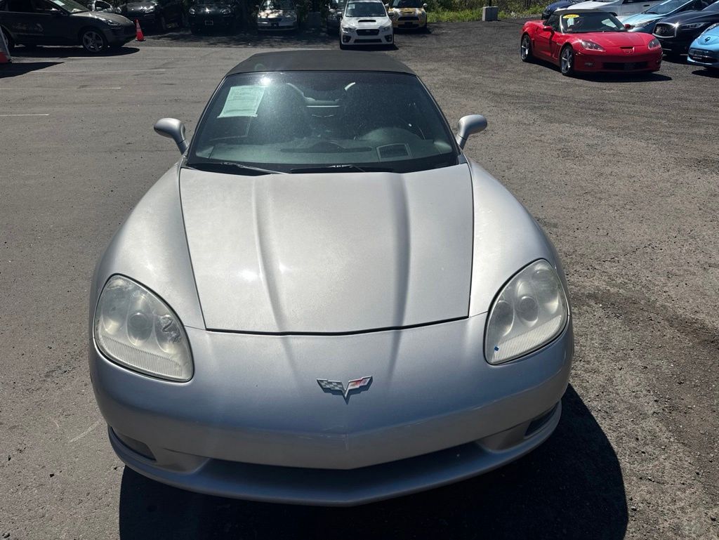 2005 Chevrolet Corvette view 4