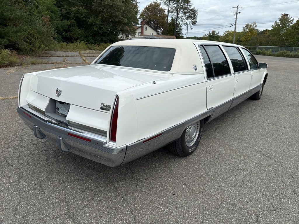 1995 Cadillac Fleetwood view 3