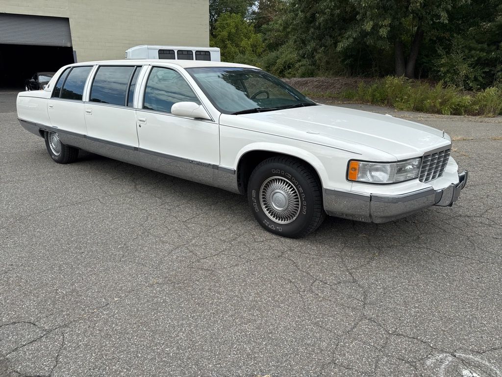 1995 Cadillac Fleetwood view 4